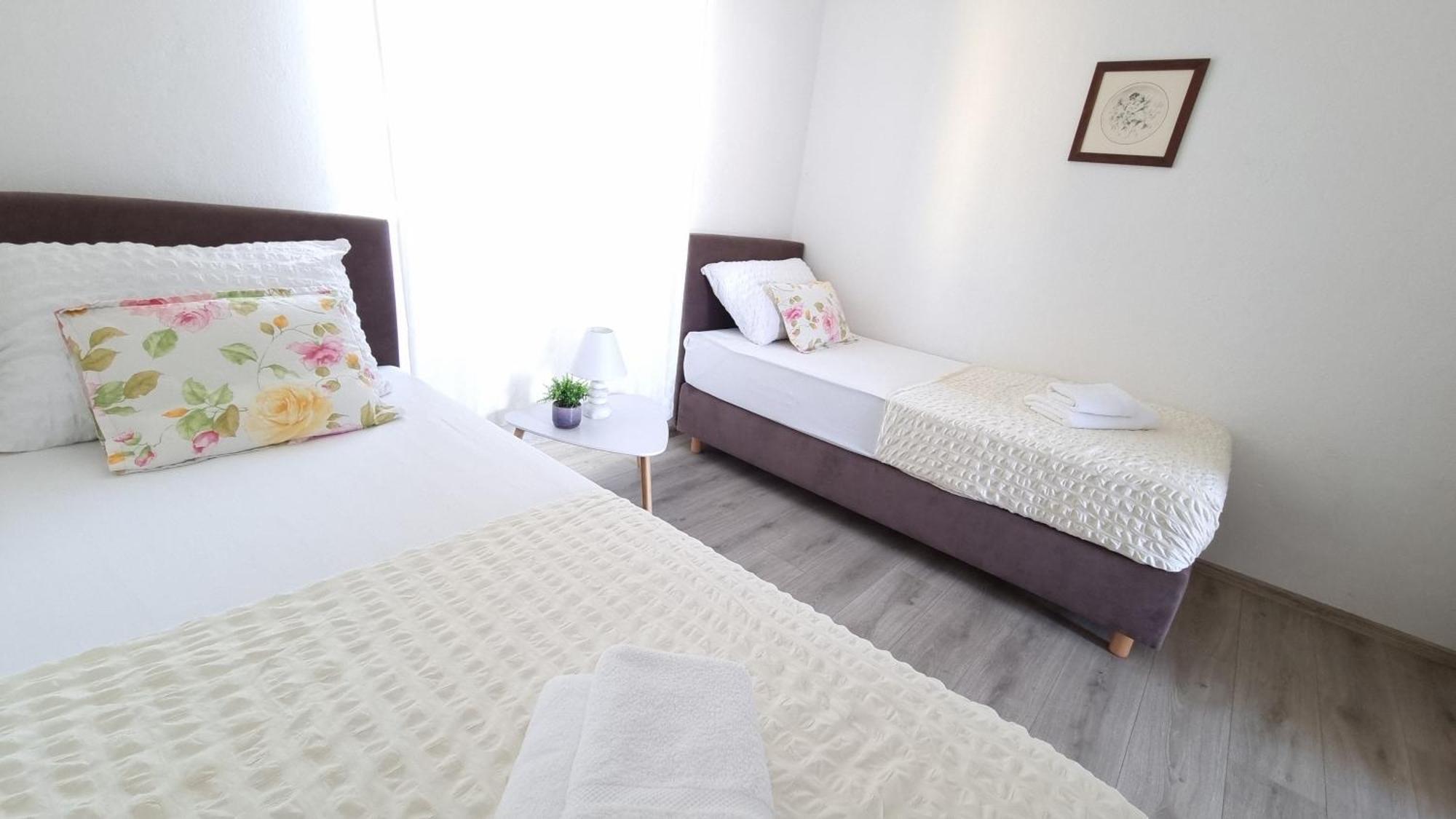 Apartments Skoljka Jezera Ngoại thất bức ảnh